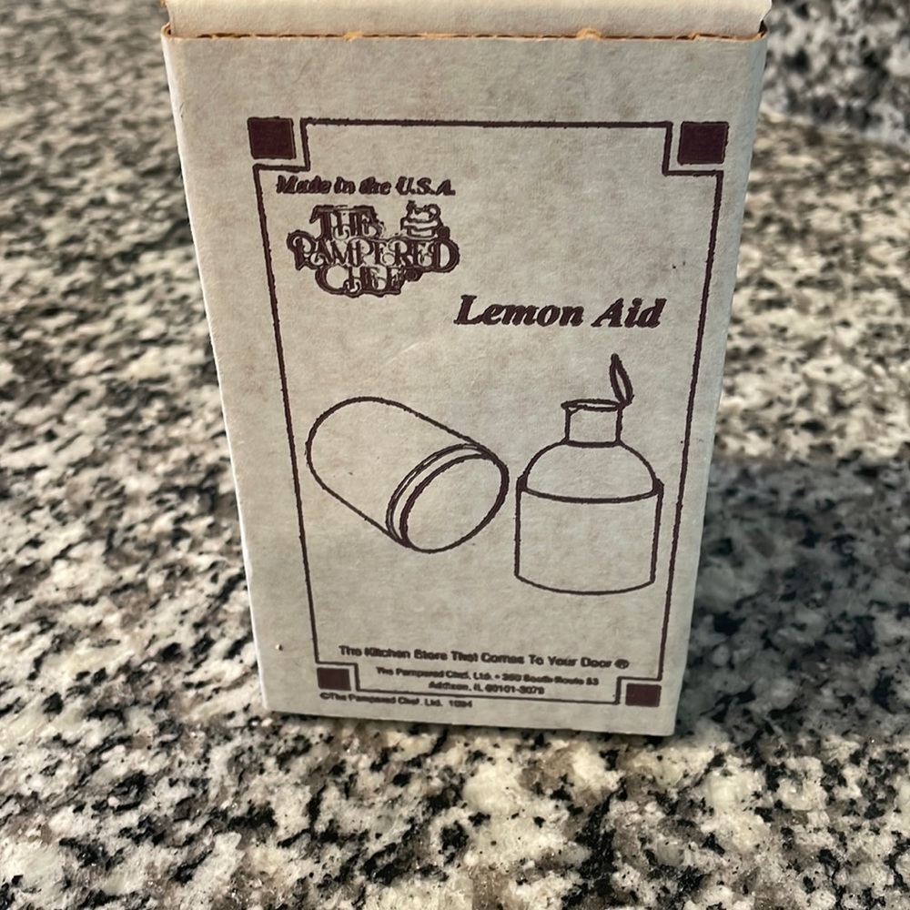 PAMPERED CHEF Lemon Aid Reamer Juicer Spigot Pourer Keeper Storage #2301